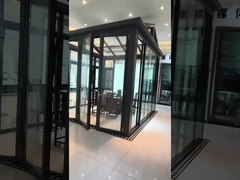 - Από την αίθουσα επίδειξης μου.