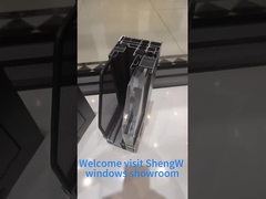 Δύο γυάλινα συρόμενα παράθυρα