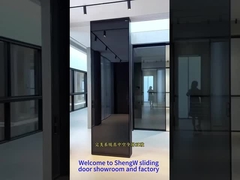 Γκρι συρόμενη πόρτα με 6 παντζούρια